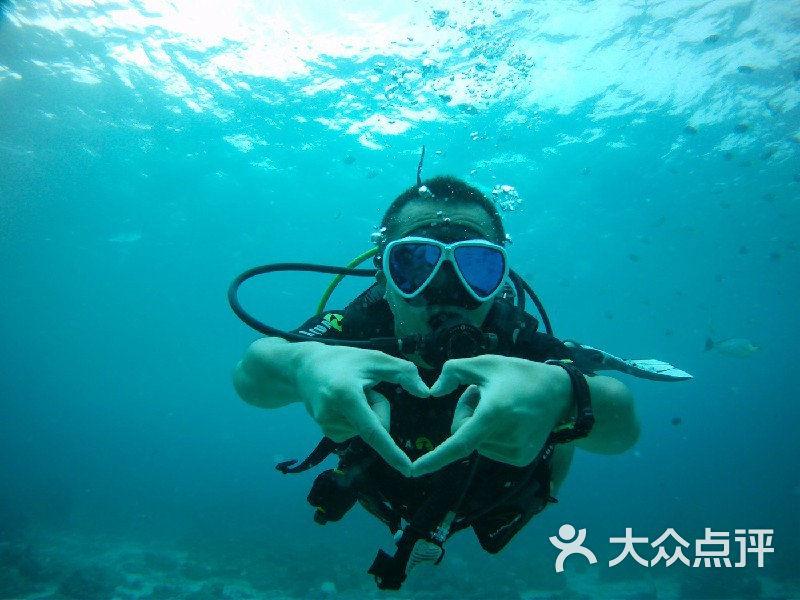 救援受困木屋的牛仔